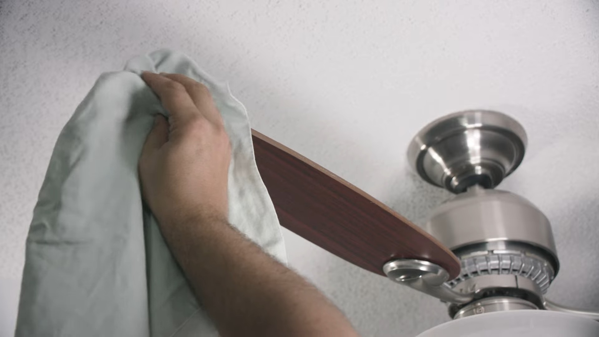 Clean ceiling fan